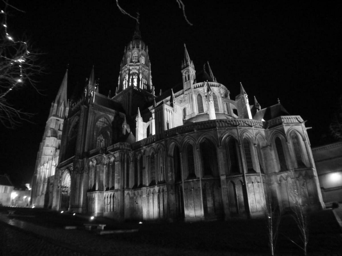 Les Combles De L Aure Grand Studio Cosy Confortable Classe 3 Etoiles Centre Bayeux 2 Mn A Pied Cathedrale Proche Plages Du Debarquement エクステリア 写真